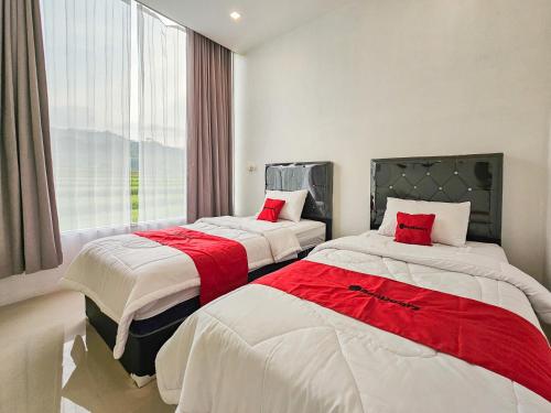 Ένα ή περισσότερα κρεβάτια σε δωμάτιο στο RedDoorz Syariah at Svarga View