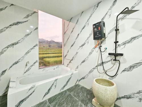 Ένα μπάνιο στο RedDoorz Syariah at Svarga View