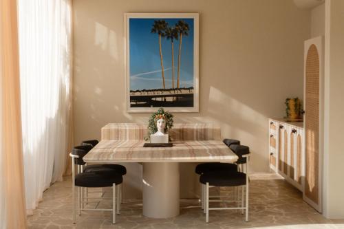 ein Esszimmer mit Tisch und Stühlen in der Unterkunft The Huntley Villas Canggu in Canggu