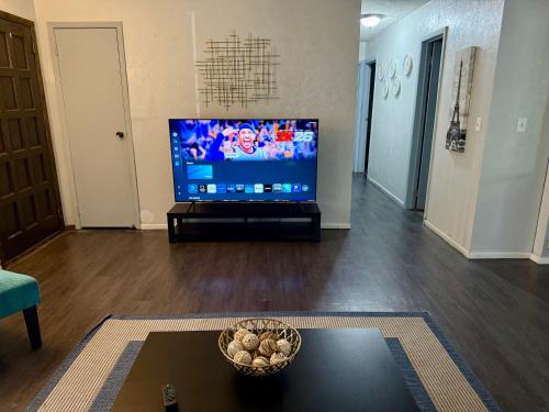 Una televisión o centro de entretenimiento en Charming Midwest 3 Bedrooms 2 Bathrooms