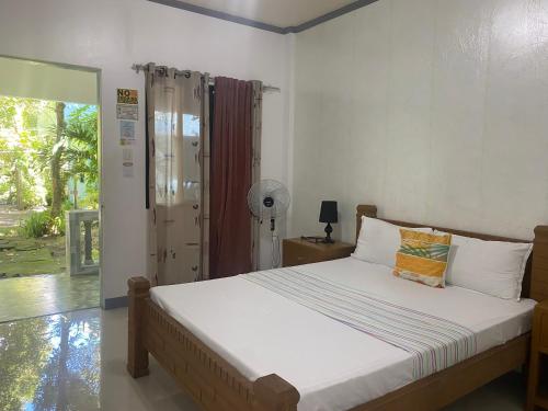 Ένα ή περισσότερα κρεβάτια σε δωμάτιο στο ELEN INN - Malapascua Island FAN ROOM