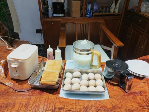 ein Tisch mit Eiern und Brot und eine Küchenmaschine in der Unterkunft Impression Inn Furong Town Waterfall Branch in Wangcun