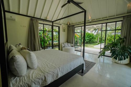 Postel nebo postele na pokoji v ubytování Luxury 3BR Villa Sehmagi Butler Service & Views