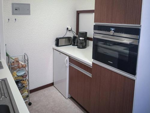 eine Küche mit einer Theke, einer Mikrowelle und einem Herd in der Unterkunft Sublime appartement au cœur du Praz de Lys pour 5 pers, proche commerces et pistes ! - FR-1-815-17 in Le Praz de Lys