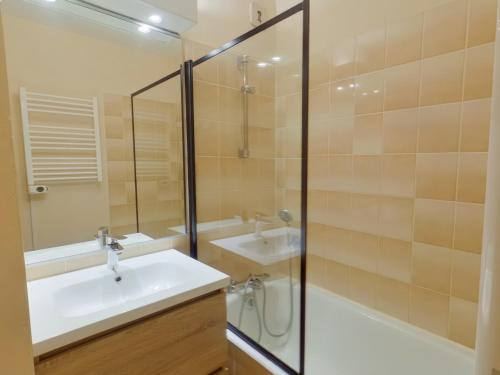 ein Badezimmer mit Waschbecken und Dusche in der Unterkunft Appartement charmant au cœur de Les Rousses - FR-1-834-15 in Les Rousses