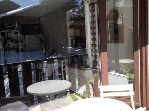 Blick auf einen Balkon mit Tisch und Stühlen in der Unterkunft Studio charmant avec terrasse et parking au Praz de Lys - FR-1-815-19 in Le Praz de Lys