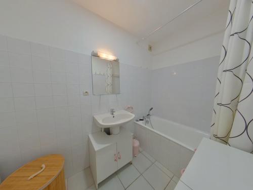 Koupelna v ubytování Appartement confortable au pied des pistes - 4 pers - FR-1-834-16