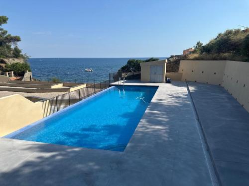 a swimming pool with the ocean in the background at Collioure - Charmant logement pour 2 personnes - FR-1-309-544 in Port-Vendres