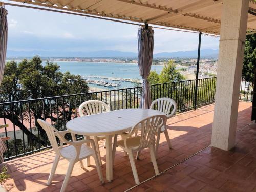 Apartamento Moderno en Roses con Aparcamiento Privado - ES-258-169