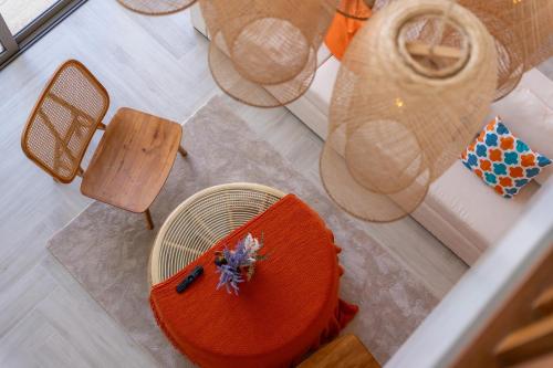 een bovenaanzicht van een tafel met hoeden en een ventilator bij Coconus Pool Villa 阿丽莎 泳池别墅 in Ban Pak Lak