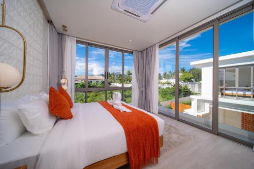 een slaapkamer met een bed en een groot raam bij Coconus Pool Villa 阿丽莎 泳池别墅 in Ban Pak Lak
