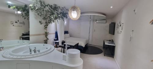 um banheiro grande com duas pias e uma banheira em 전주 호텔아이 em Hyoja-dong