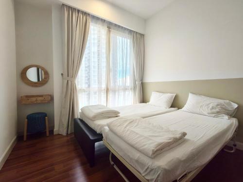 努沙再也Afiniti Residensi Legoland Medini的卧室在窗户前配有两张床