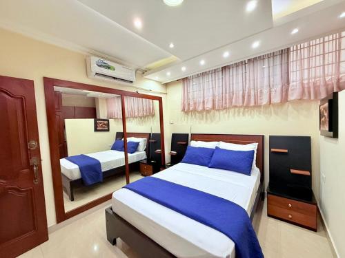 マチャラにあるSuite en Unioroのベッド2台と鏡のある寝室