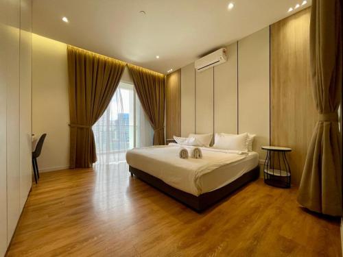 Un dormitorio con una cama y una ventana grande en Quill Comport Suits KLCC, en Kuala Lumpur