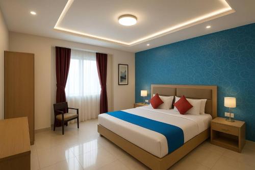 een slaapkamer met een bed en een blauwe muur bij VIP Hotel Residency Puri Inn - Top-Rated Luxury Hotel - Near Sea Beach & Sea Facing Rooms In Puri - AC Rooms #Lift - Free Wi-Fi & Parking - A Best Luxury Hotel Inn Puri Book Now in Puri
