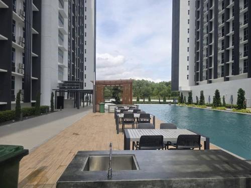 Bazén v ubytování Kajang Semenyih Bangi Mirai Residence UKM nebo v jeho okolí