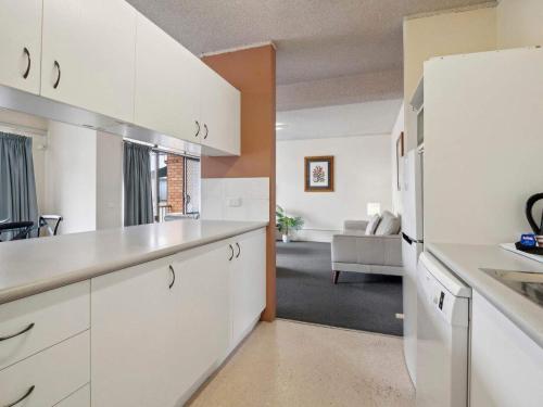 Kuchyň nebo kuchyňský kout v ubytování Beachside Resort Living with heated pool spa sauna - Sandcastles 219