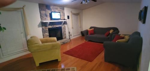 uma sala de estar com dois sofás e uma lareira em Humble Abode em Stone Mountain