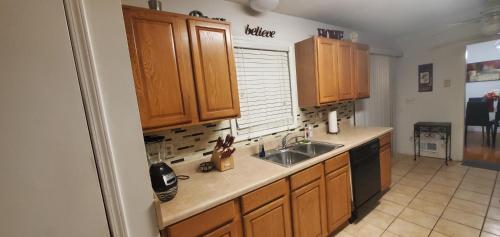 uma cozinha com armários de madeira e uma pia em Humble Abode em Stone Mountain