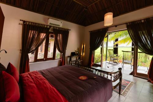 - une chambre avec un lit et une vue sur une terrasse dans l'établissement Thala Tra Vinh, à Trà Vinh