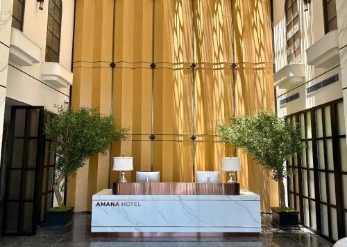 Ấp Bình HưngにあるAMANA Hotel Phan Thietの建物前のロビー