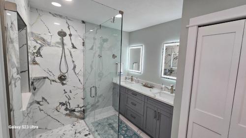 Et badeværelse på Aguila Vacation Rentals