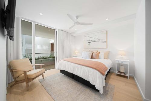 En eller flere senge i et værelse på Casa Oasis - Resort Living opposite Bokarina Beach