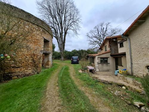 a car is parked next to a brick house at Gite le Logis d'Ablet in Marnay