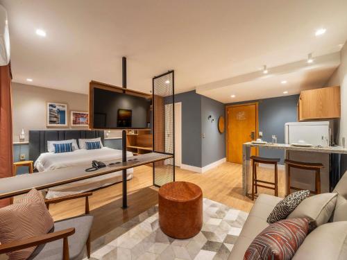 ポルト・アレグレにあるManhattan Porto Alegre by Mercure - 5 minutos do Hospital Moinhos de Ventoのベッドとキッチンがあるホテルの部屋
