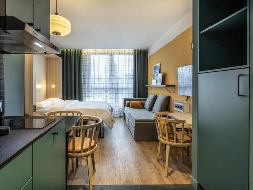 una camera d'albergo con un letto e un soggiorno di Aparthotel Adagio access Hamburg ad Amburgo