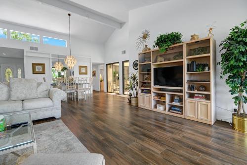 Televiisor ja/või meelelahutuskeskus majutusasutuses RP127 - Sunny Stay at Rancho Las Palmas