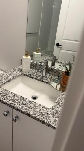 Ένα μπάνιο στο 1 Bdr-Den spacious Full luxury apartment