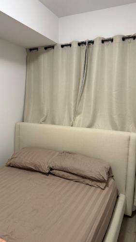 Ένα ή περισσότερα κρεβάτια σε δωμάτιο στο 1 Bdr-Den spacious Full luxury apartment