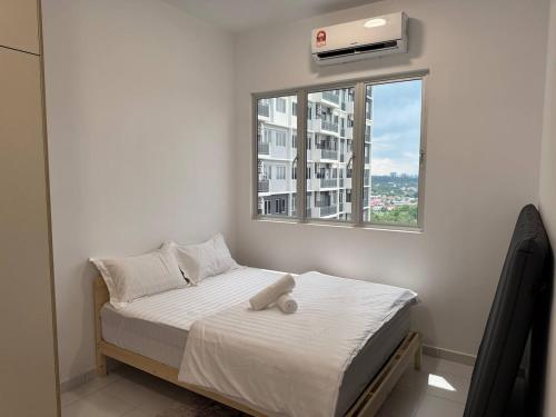 Postel nebo postele na pokoji v ubytování Cozy 3BR Escape Modern Comfort in the City