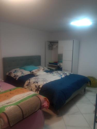 RemeteaにあるCasă țărănească Marikaのベッド2台と鏡のある寝室