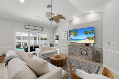 TV a/nebo společenská místnost v ubytování Marco Island Beach Home - Heated Pool & Spa