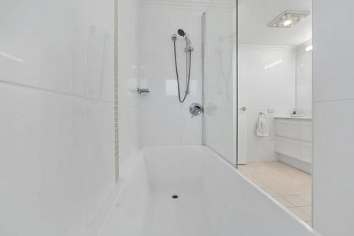 Ένα μπάνιο στο The Lookout Retreat