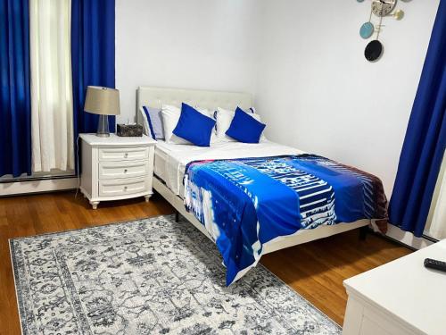 een slaapkamer met een bed met blauwe lakens en blauwe kussens bij Casino near in Malden