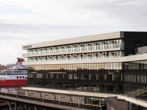 un navire de croisière est amarré devant un bâtiment dans l'établissement Novotel Devonport, à Devonport