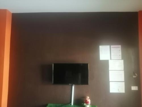 TV a/nebo společenská místnost v ubytování Na Kabin Resort