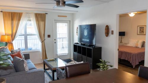 Μια τηλεόραση ή/και κέντρο ψυχαγωγίας στο Cozy Family Retreat Steps to Beach Pool Hot apts