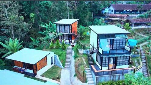 een bovenaanzicht van drie huizen in een resort bij Menoreh Farm Stay Samigaluh Kulonprogo in Kalirejo