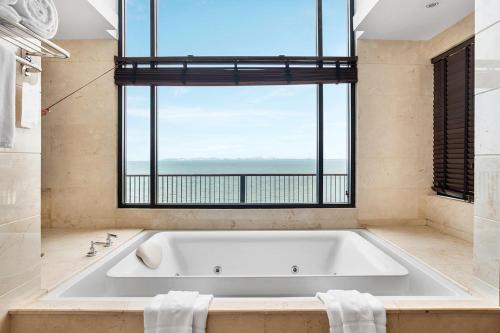 A bathroom at Garden Cliff Resort And Spa