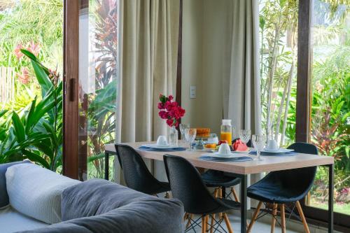 a dining room with a table and chairs at Casa incrível e aconchegante em Barra Grande - BA, Ponta do Mutá, em condomínio com excelente localização à 5 minutos da PRAIA e dos melhores BEACH CLUBS, próximo ao charmoso centrinho de Barra Grande e comércios in Marau