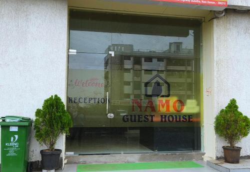uma vitrine de uma casa de hóspedes em Namo Guest House em Daman