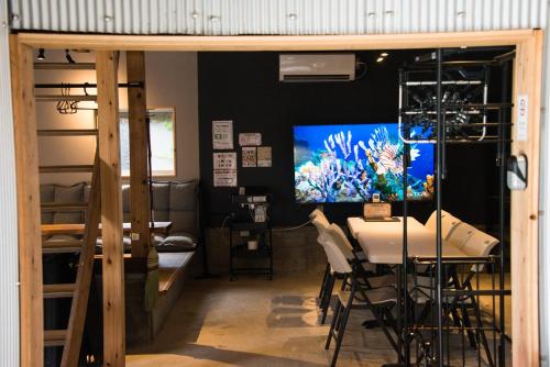 淡路市にあるRockstar Villa 江井浜STYLEのテーブルと壁にテレビが掛かっている部屋
