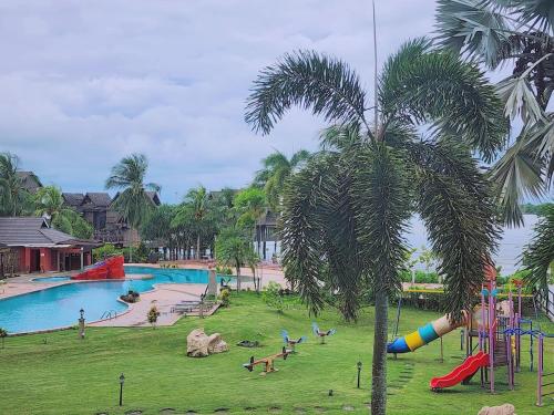 Bazén v ubytování Langkawi Lagoon 3 pax beach and sea view nebo v jeho okolí