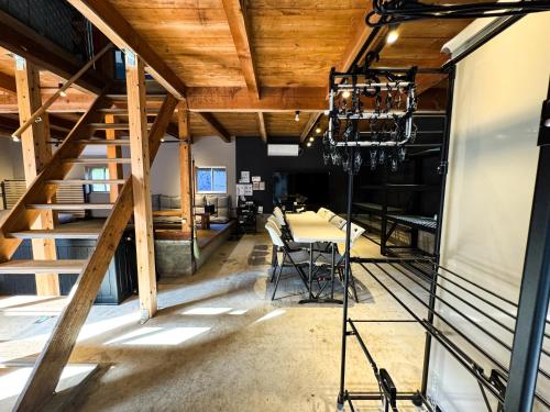 淡路市にあるRockstar Villa 江井浜STYLEの建物の中にテーブルと三脚が置かれた部屋