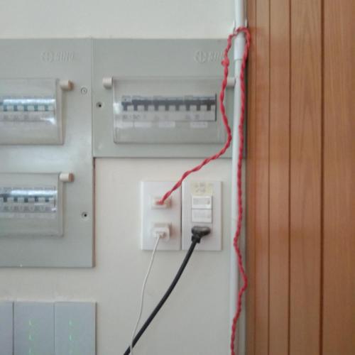 un cavo collegato a una presa elettrica a muro di Pickleball Golf valley a Da Lat